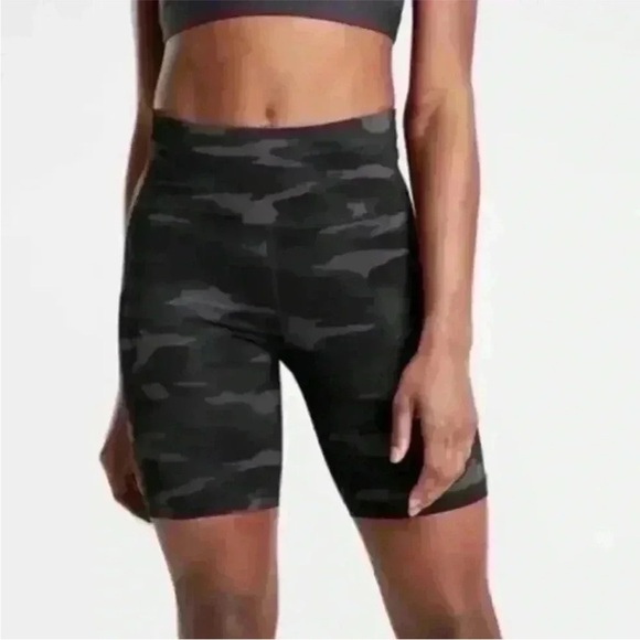 ATHLETA Ultimate Stash Pocket Camo 7” Shorts Black Gray Camo Athleisure Size XS - Picture 1 of 7